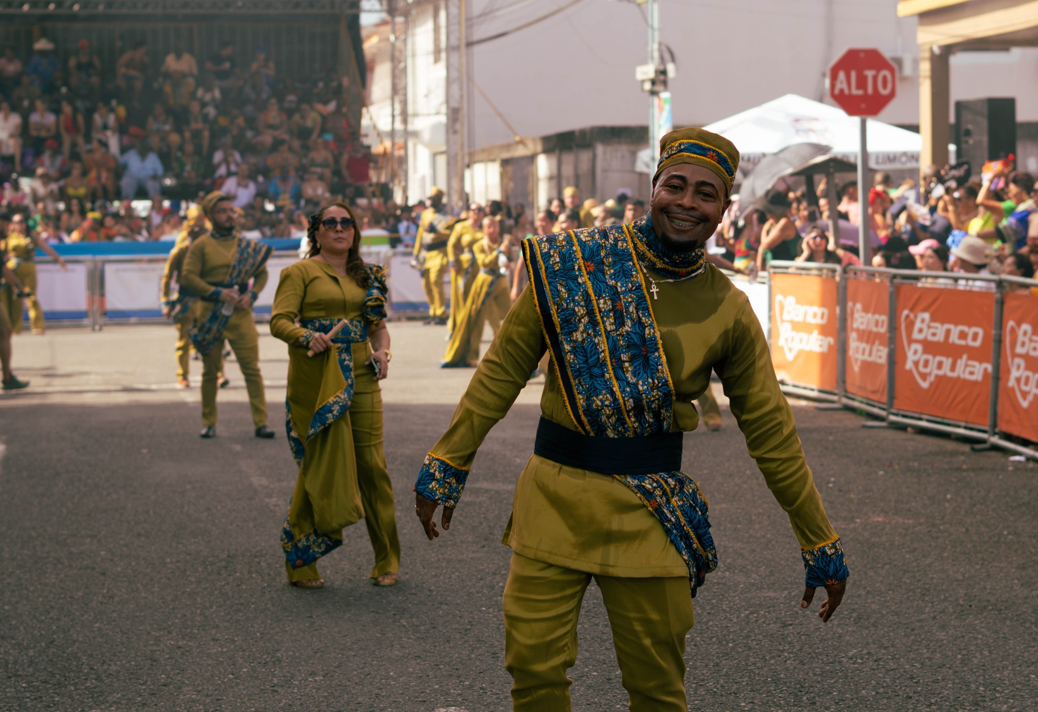 Trajes Amarillo y Azul